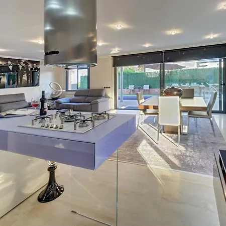 Rioja With Pool & Mountain And Sea View, Only Familys *