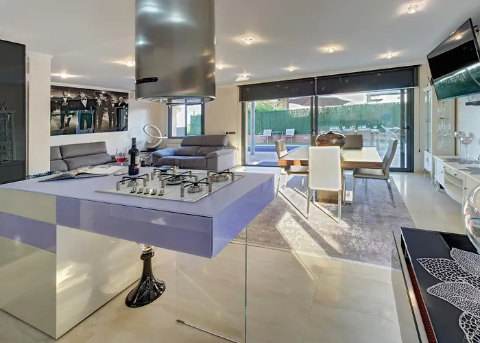 Rioja With Pool & Mountain And Sea View, Only Familys *